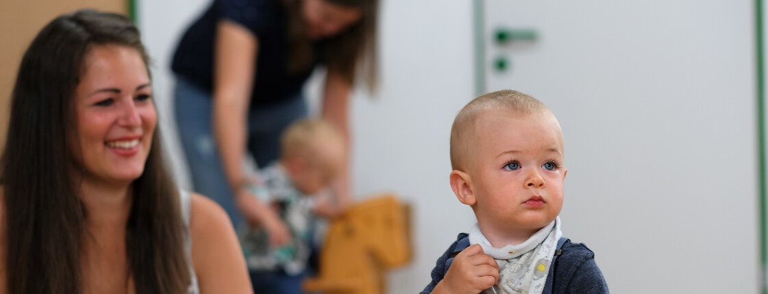 Mütter spielen mit ihren Kindern