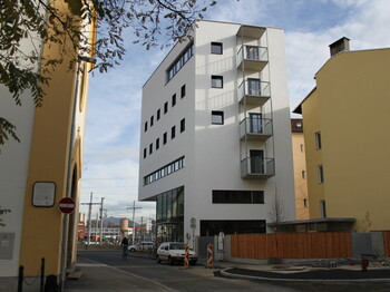 Ansicht eines vierstöckigen Hauses in Innsbruck.