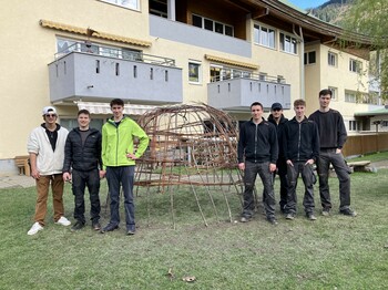 Sieben Schüler stehen um einen Waidengang zu einem Gruppenfoto zusammen.