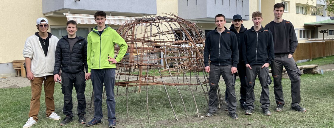 Sieben Schüler stehen um einen Waidengang zu einem Gruppenfoto zusammen.