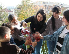 Selbstgemachter Saft wird verkostet