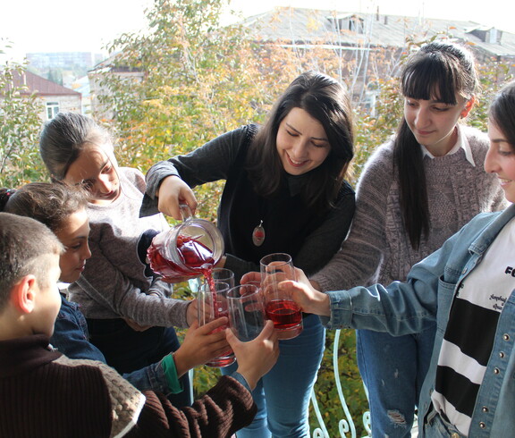 Selbstgemachter Saft wird verkostet