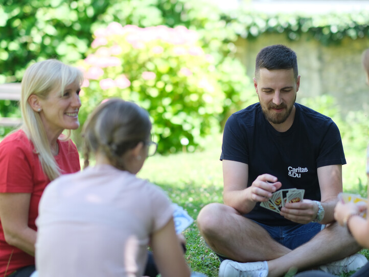 Familienhelferin liest Kind ein Buch vor