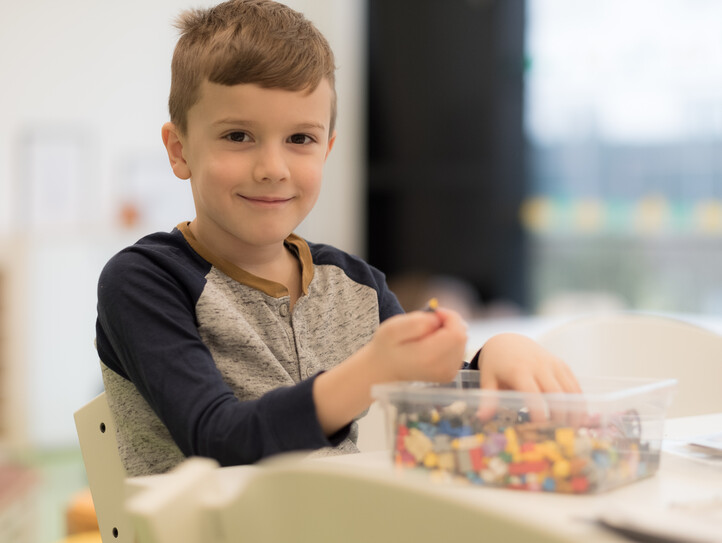 Ein Junge im Kindergarten