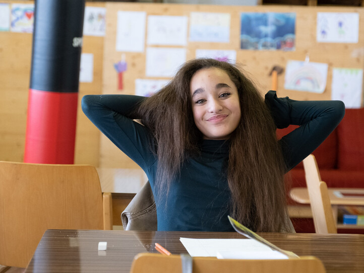 Ein Mädchen lernt für die Schule