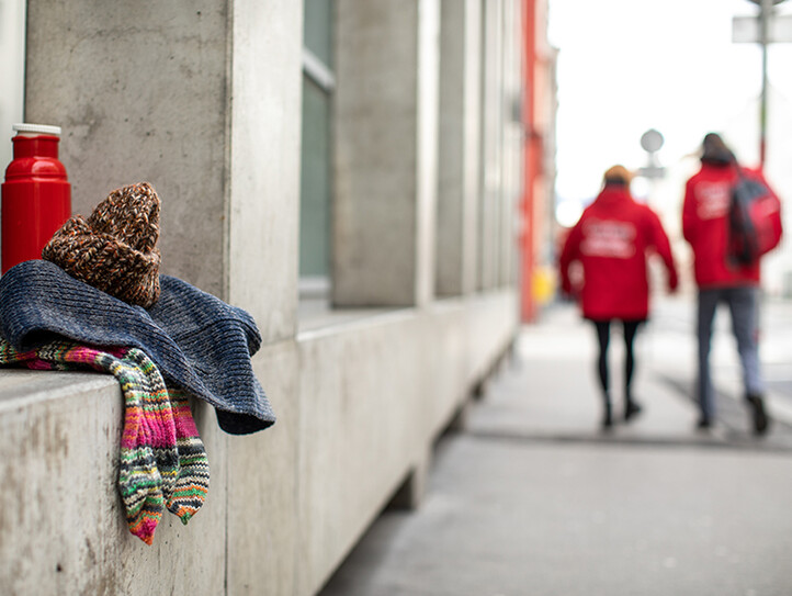 Mitarbeiter*innen liefern Wärmepakete aus