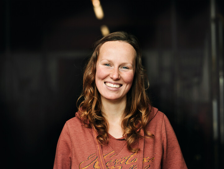 Portrait einer jungen Frau mit roten Haaren