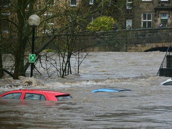 Drei parkende Autos sind bei einem Hochwasser überschwemmt worden.