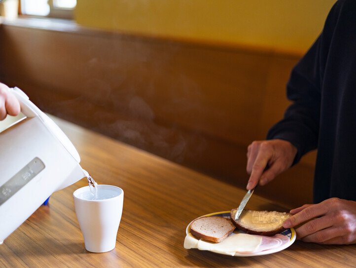 Handschuhe und Kaffeetasse auf einem Tisch