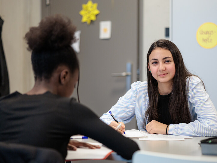 Eine Schülerin macht Schulaufgaben